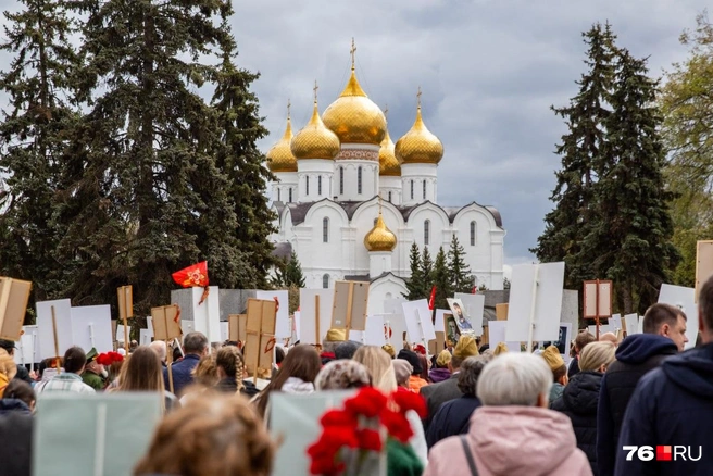 Завершилось шествие у Вечного огня | Источник: Кирилл Поверинов / 76.RU