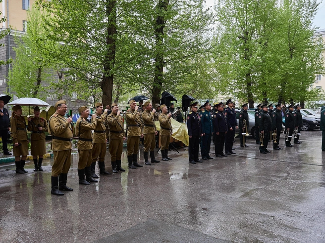 Артисты исполнили песни и мелодии военного времени. | Источник: Александр Ощепков / NGS.RU