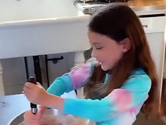 Будущий шеф-повар или актриса? Чем увлекается 7-летняя дочь Абрамовича и Жуковой