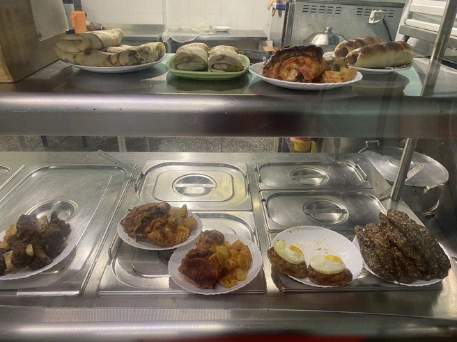 Все большие емкости для еды закрыты крышками | Источник: Ирина Господаренко / NGS22.RU