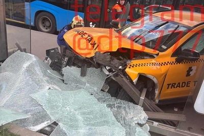 Авто отбросило на остановку на востоке Москвы: двое пострадавших