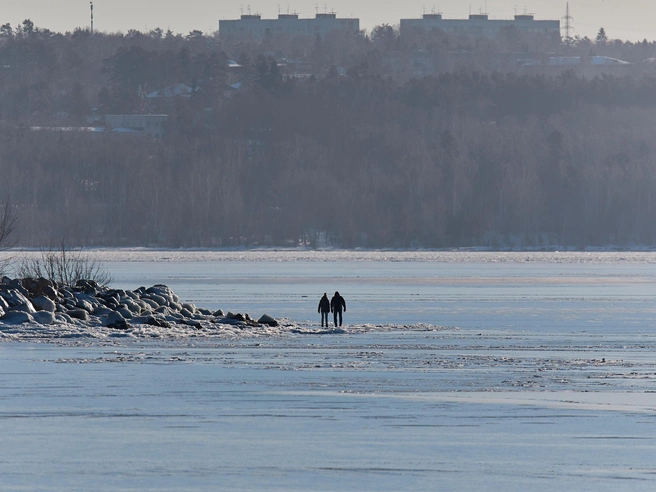 Часть людей осторожно гуляла вблизи береговой линии | Источник: Александр Ощепков / NGS.RU
