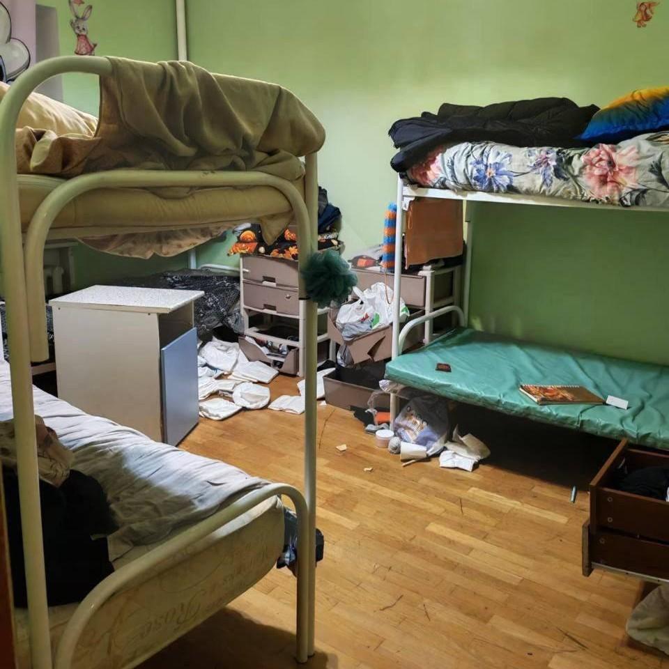 Кадры штурма рехаба в Подмосковье, где подростков связывали, избивали и заставляли есть собачий корм