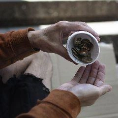 В новокузнецких ТЦ появились опрятные попрошайки | 142.ru