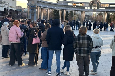 Огромная очередь на Цветном бульваре в Тюмени