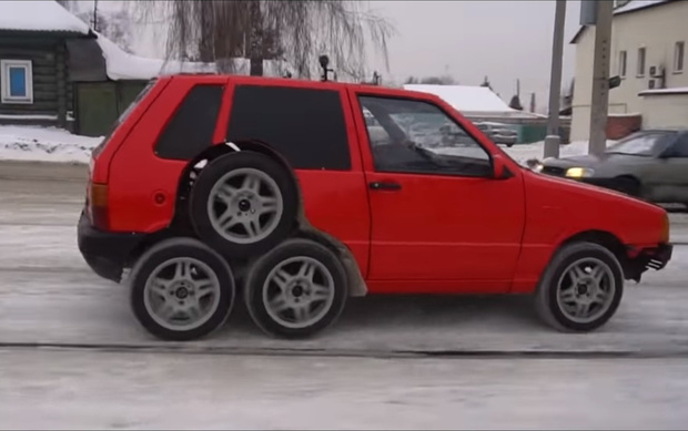 Фото №1 - Русские автокулибины собрали легковушку на 8 колесах (видео)