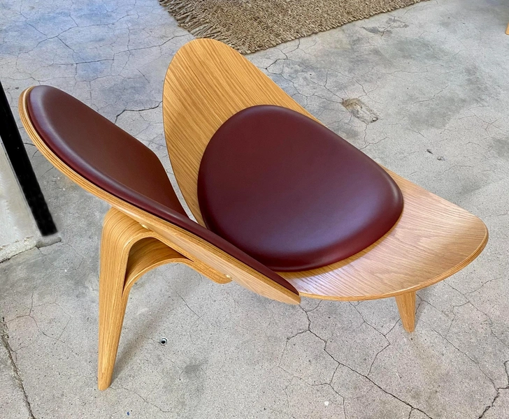 Кресло CH07 или иначе Shell Chair на стенде Carl Hansen & Son. | Источник: Александр Трифонов