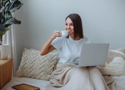 Прощай, карьера: 4 неочевидных причины, почему нельзя работать «из постели»