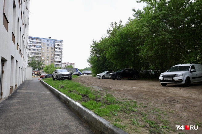 В случае ЧП экстренные службы будут «прыгать» через бордюр | Источник: Михаил Шилкин