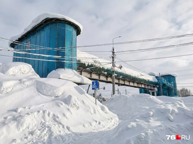 Крытые пешеходные переходы в такую погоду сильно облегчают передвижение, хотя бы малую часть пути ноги отдохнут от перешагивания сугробов | Источник: Артем Бауман / 76.RU, Полина Авдошина / Городские медиа