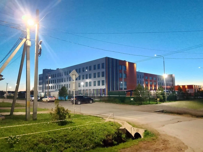 Фото рядом со школой, где наконец появилось освещение | Источник: Ратмир Мавлиев / Telegram