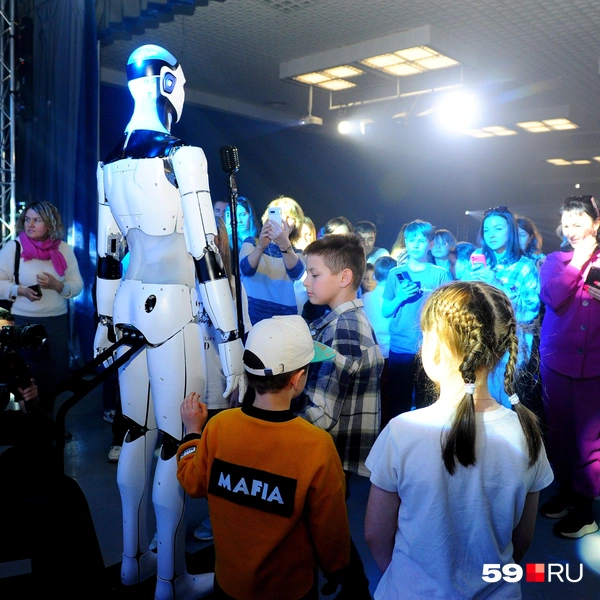 Многие захотели рассмотреть робота получше | Источник: Ирина Тропина / 59.RU