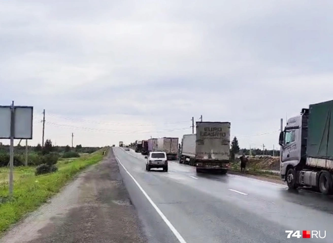 В августе водители фур уже бунтовали из-за подозрительной рамки на объездной дороге | Источник: читатель 74.RU