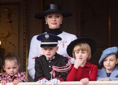 Капризничают и корчат рожицы: 20 фото монарших детей, которые ведут себя явно не по-королевски