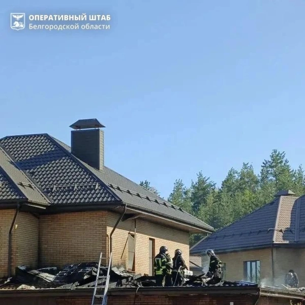В Белгородском округе в селе Нижний Ольшанец 16 июня дрон ВСУ атаковал территорию частного дома, загорелась крыша гаража… | Источник: Оперштаб Белгородской области / max.ru