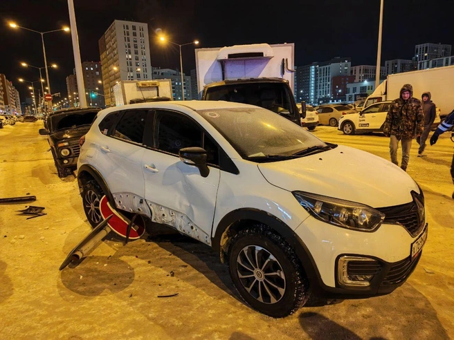 Автомобиль Renault получил наиболее серьезные повреждения. | Источник: Читатель E1.RU 