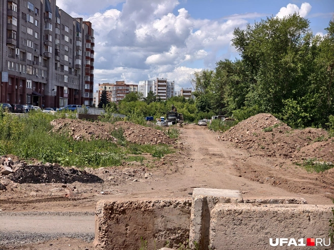 А пока тут перекопано и стоят бетонные блоки | Источник: Булат Салихов / UFA1.RU
