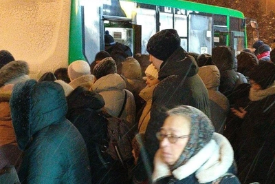 Пассажиры Светлого замерзают в ожидании автобусов