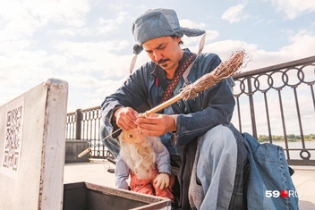 Артур проверяет, всё ли в порядке у Семена Степановича | Источник: Тимофей Калмаков / 59.RU