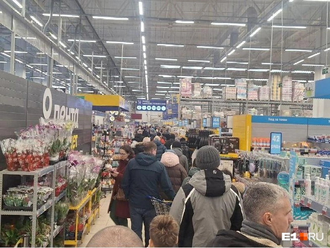 Такая обстановка сейчас в магазине «Лента» в Академическом | Источник: читатели E1.RU
