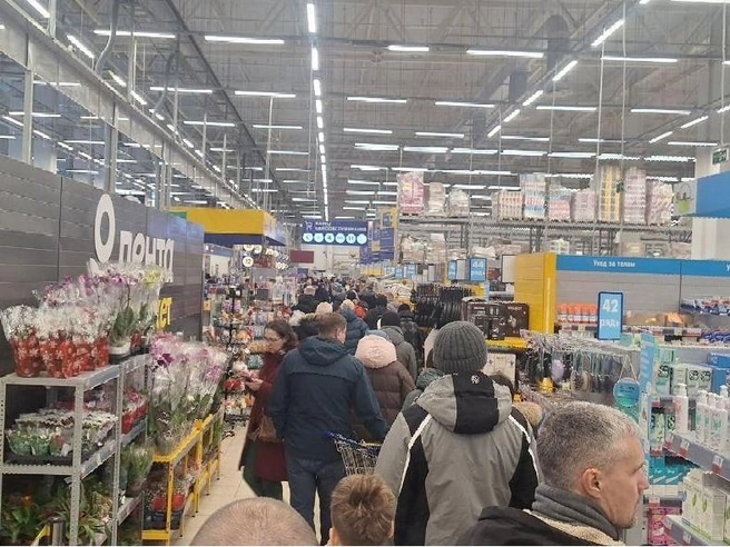 Такая обстановка сейчас в магазине «Лента» в Академическом. | Источник: читатели E1.RU