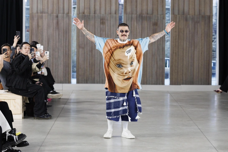Адриан Аппиолаза на показе Moschino весна-лето 2026.