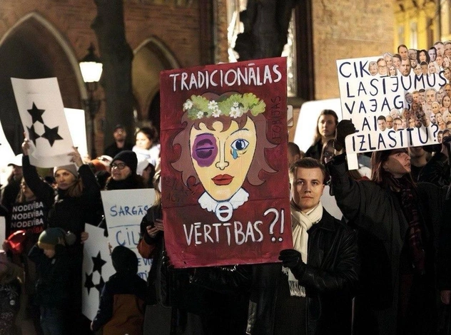 «Бить женщин — не наша ценность»: тысячи людей в Риге вышли на акцию против выхода Латвии из Стамбульской конвенции