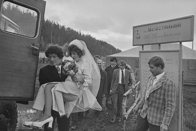 Для некоторых пар это был не просто трогательный и волнительный момент, знаменующий начало их совместного пути, а еще и практическая необходимость | Источник: Эдгар Брюханенко / ТАСС