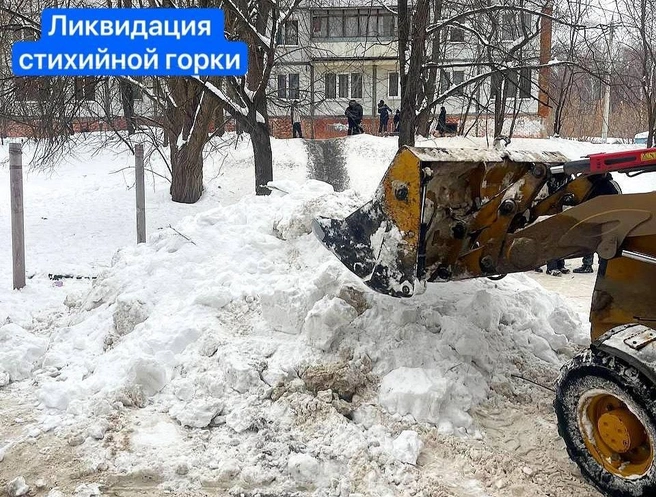 Горка во дворе выходила прямо на дорогу. Госавтоинспекция ее уничтожила | Источник: Госавтоинспекция Самарской области