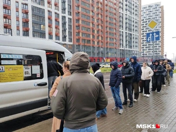 Люди пытаются влезть в небольшую маршрутку | Источник: Михаил Мечев / MSK1.RU
