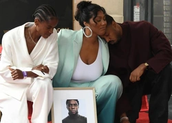 «Черная пантера» Чедвик Боузман посмертно удостоен звезды на Аллее славы. Майкл Б. Джордан и Виола Дэвис почтили его память