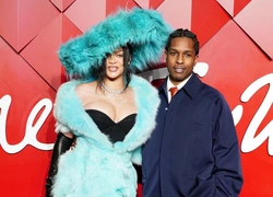 Бирюзовый мех, корсет и огромная шляпа: фото Рианны на премии Fashion Awards 2024
