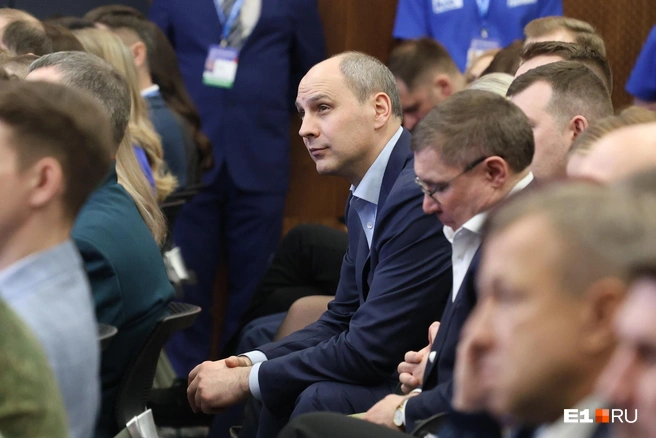 Свердловскому губернатору Денису Паслеру ехать далеко не пришлось, он только встретил Дмитрия Медведева в аэропорту и показал ему завод в Верхней Пышме | Источник: Владислав Лоншаков / E1.RU