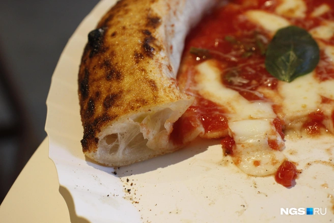 Пицца в Canotto отличается пышными, легкими бортиками  | Источник: Стас Соколов/NGS.RU