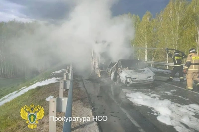 Водитель легковушки погиб в ДТП с двумя фурами под Новосибирском