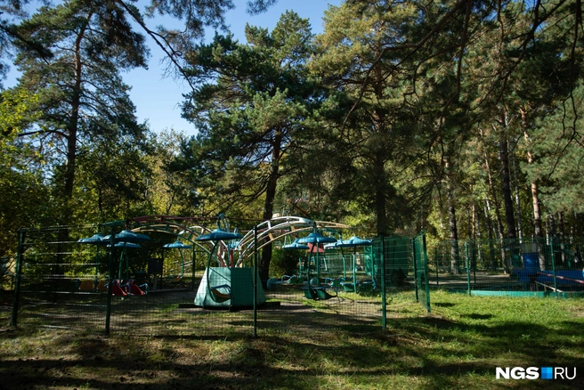 Аттракционы проработали все лето и ушли на покой до следующего сезона  | Источник: Андрей Бортко / NGS.RU 