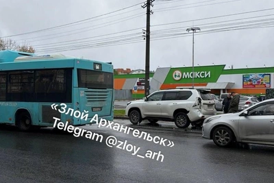 Автобус и внедорожник столкнулись на Урицкого