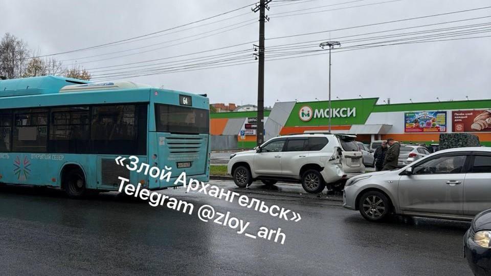 Автобус столкнулся с внедорожником в Архангельске: что известно об аварии