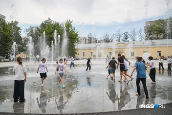 Сейчас одним из излюбленных мест для детей являются городские фонтаны | Источник: Александр Ощепков / NGS.RU