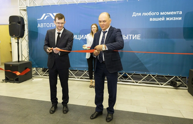 Гендиректор «Автолиги» и директор по развитию дилерской сети JAC на торжественной церемонии открытия | Источник: «Автолига»