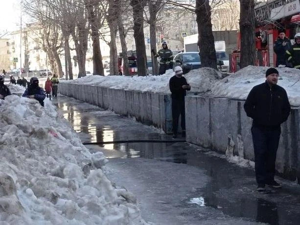 Пострадавший мужчина с перевязкой отказался от предложенной госпитализации | Источник: ИА «Ночные новости»