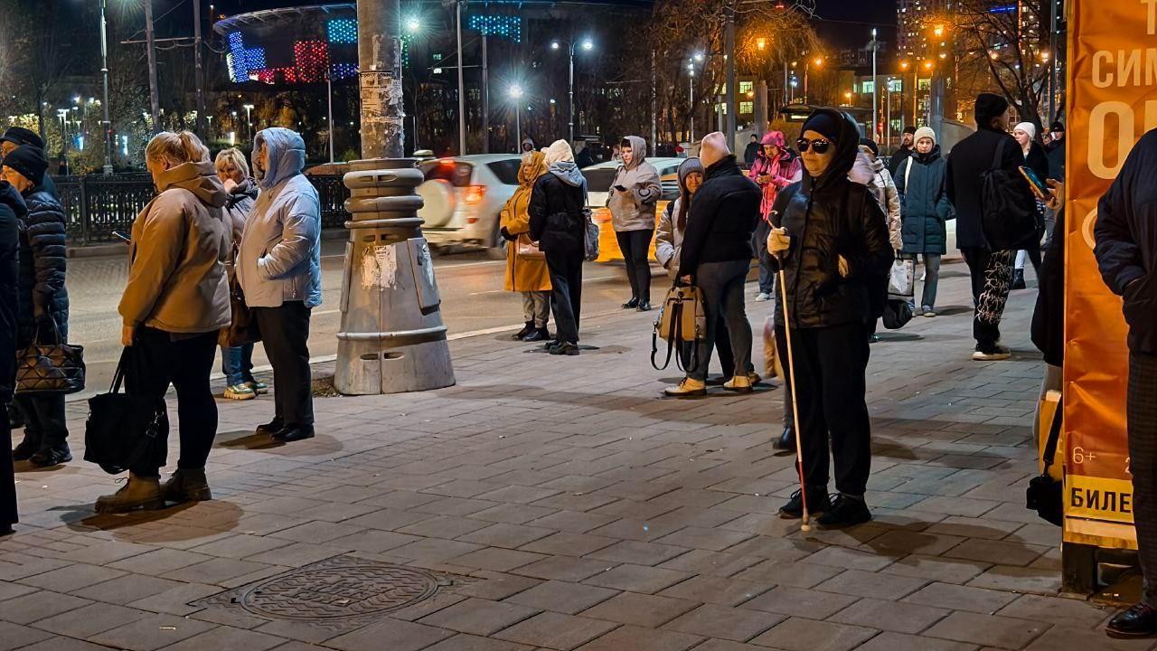 «Власти должны что-то делать!» Крик души пассажиров из забитых маршруток Екатеринбурга: видео