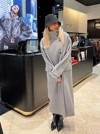 Пальто с воротником-стойкой будут актуальны предстоящей весной | Источник: Дарья Рожкова