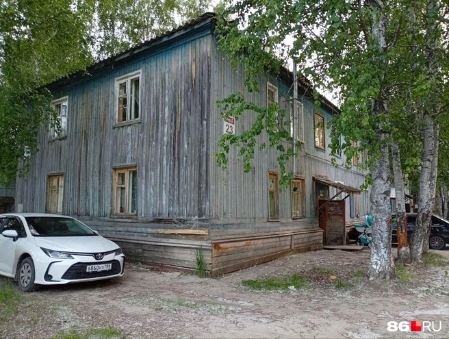 Этому дому уже порядка 70 лет и только внешне он выглядит, будто неплохо сохранился | Источник: Леонард Насибуллин