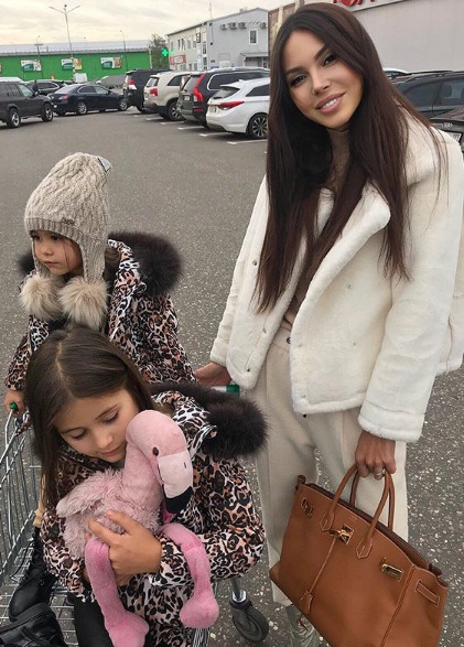 Оксана Самойлова с дочерьми