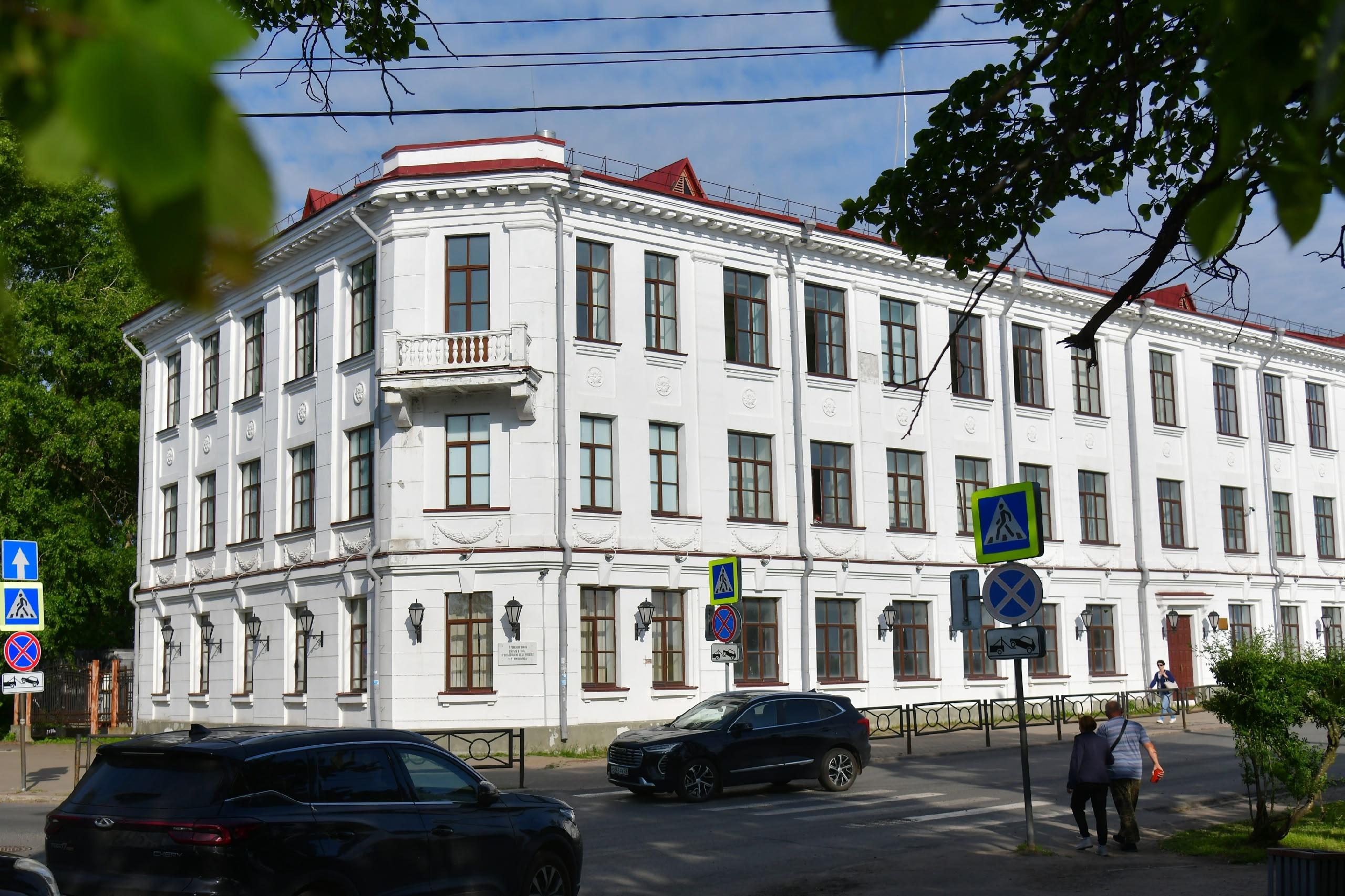 Школа на набережной Северной Двины долгие годы стояла заброшенной: что открылось внутри