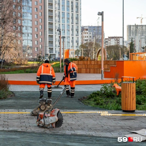 Дорожки рядом с амфитеатром еще не доделаны  | Источник: Василина Любимова / 59.RU