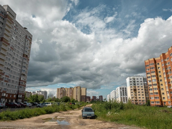 Между новыми домами пока главный элемент — пустырь | Источник: Александр Куренной / 76.RU