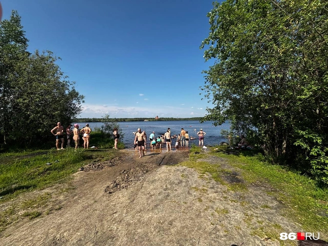 В эти дни сургутяне готовы отдыхать у воды даже в совершенно не приспособленных для этого условиях | Источник: Анастасия Шевякова / 86.RU