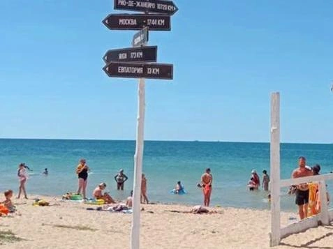В Крыму продолжают работать 350 благоустроенных пляжей, готовых принимать отдыхающих. | Источник: Александра Сотникова / MSK1.RU